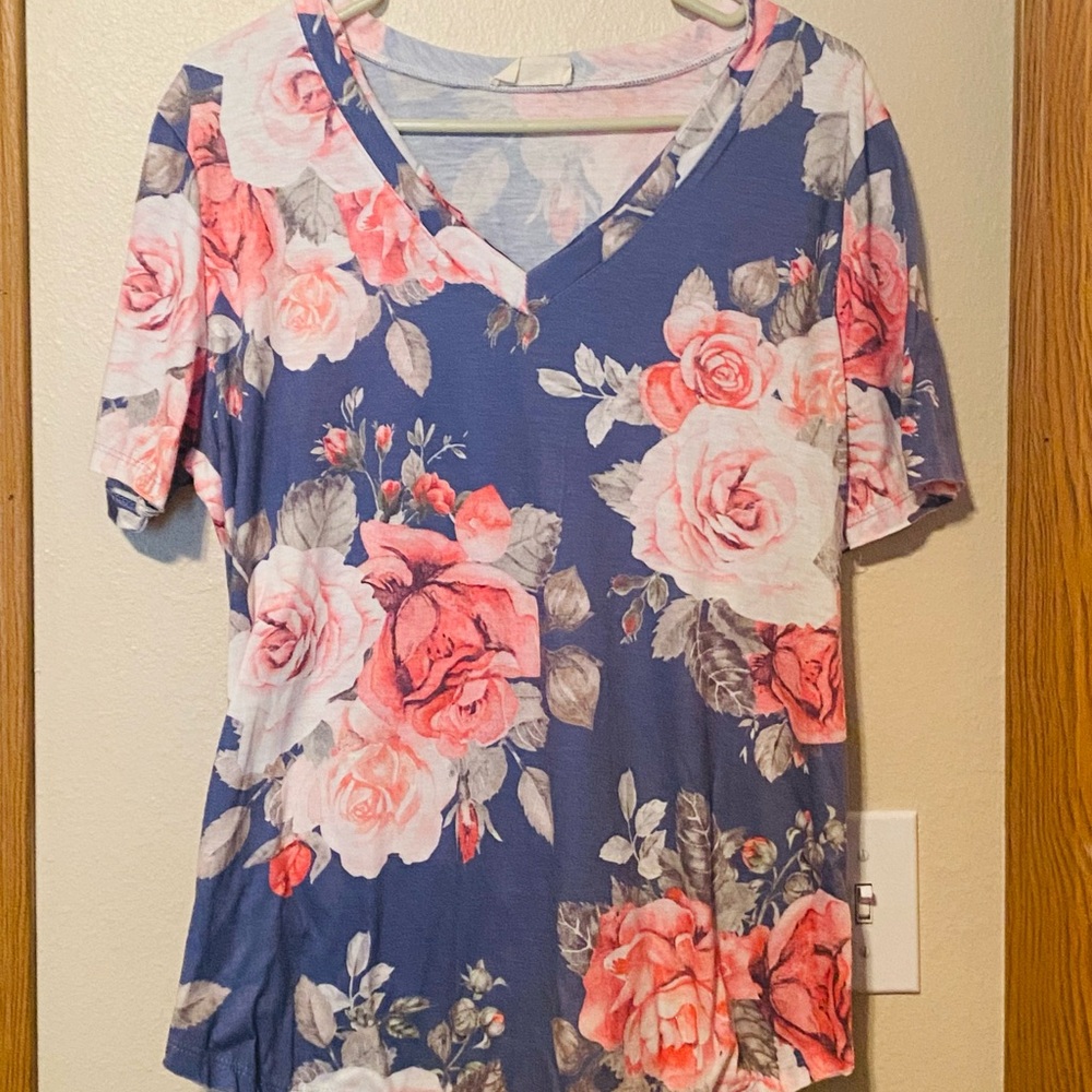 Avery Blue V-Neck Short Sleeve Top with Pink Rose Print